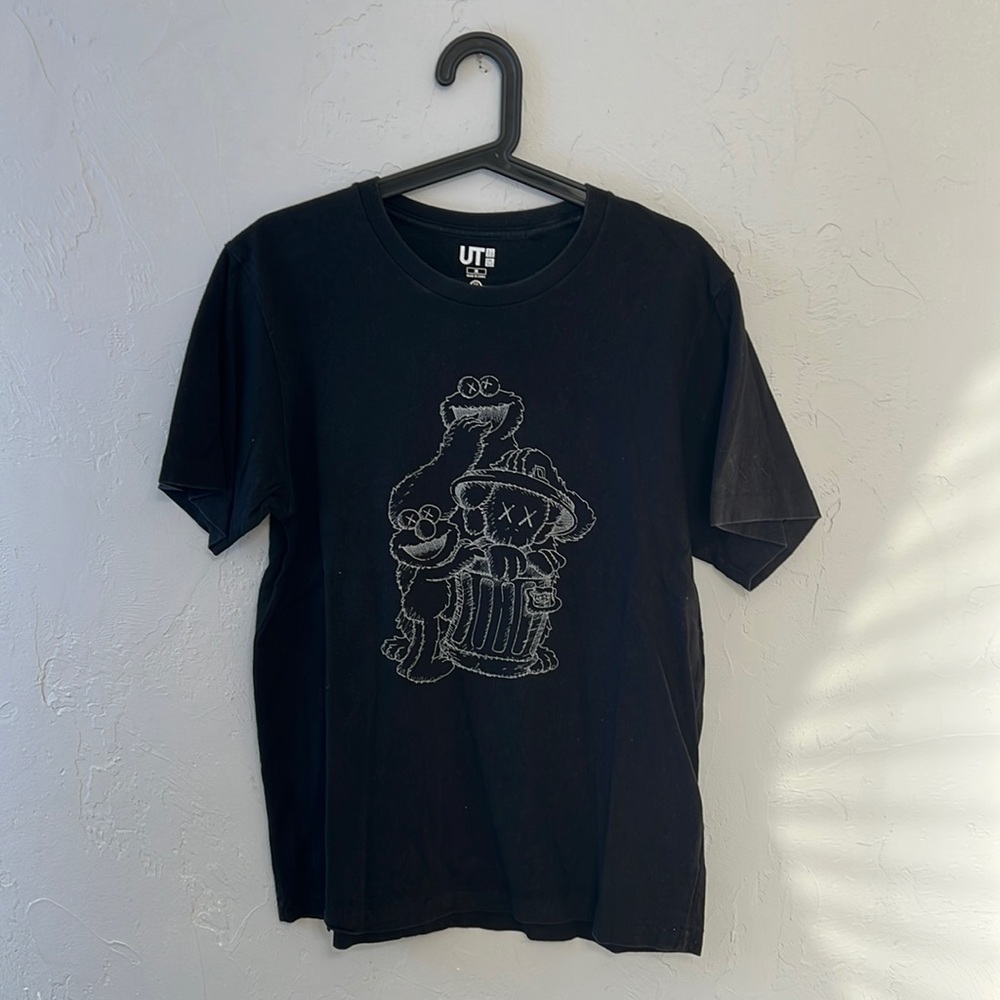 KAWS X UNIQLO X SESAME STREET Mens Medium Short Sleeve Shirt